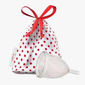 Ladycup transparent mit rotgepunktetem Beutel