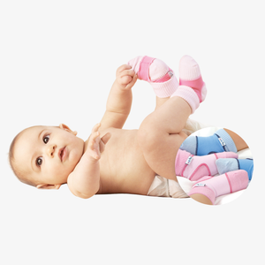 Baby mit sock ons